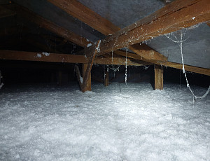 Zateplení stropu objektu občanské vybavenosti foukanou izolací